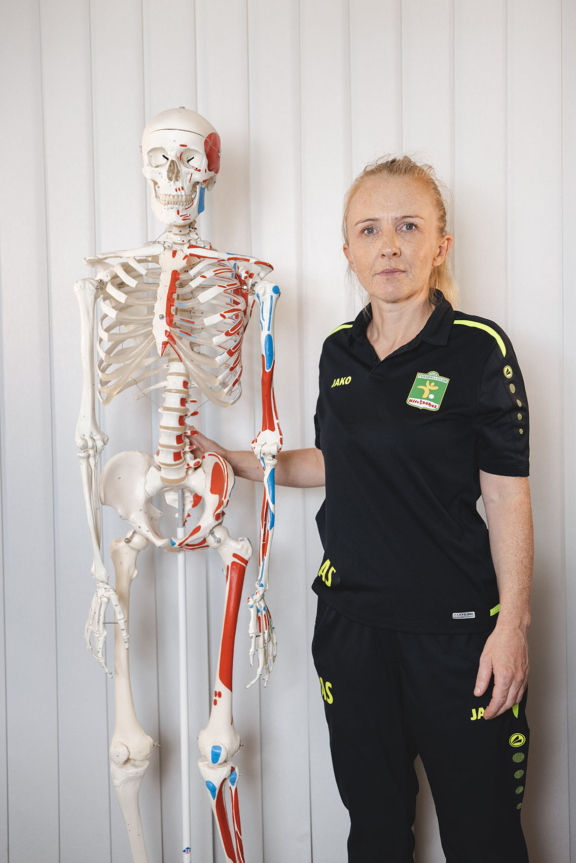 Andrea Sillaber mit einem Skelettmodell