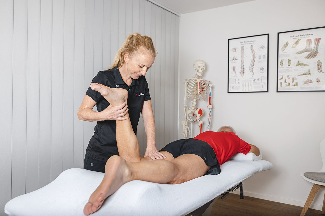 Andrea Sillaber bei Beinmassage