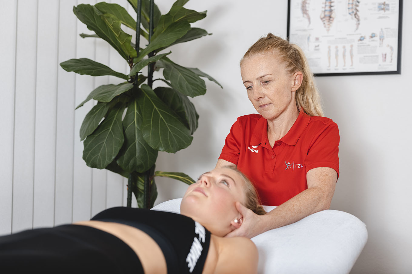 Andrea Sillaber bei Wadenmassage