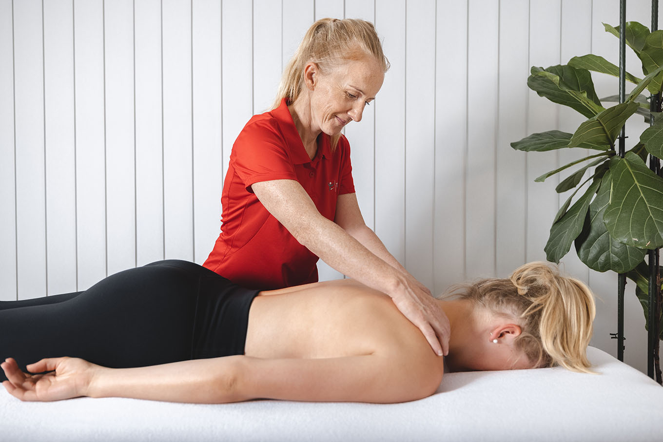 Andrea Sillaber bei Rückenmassage