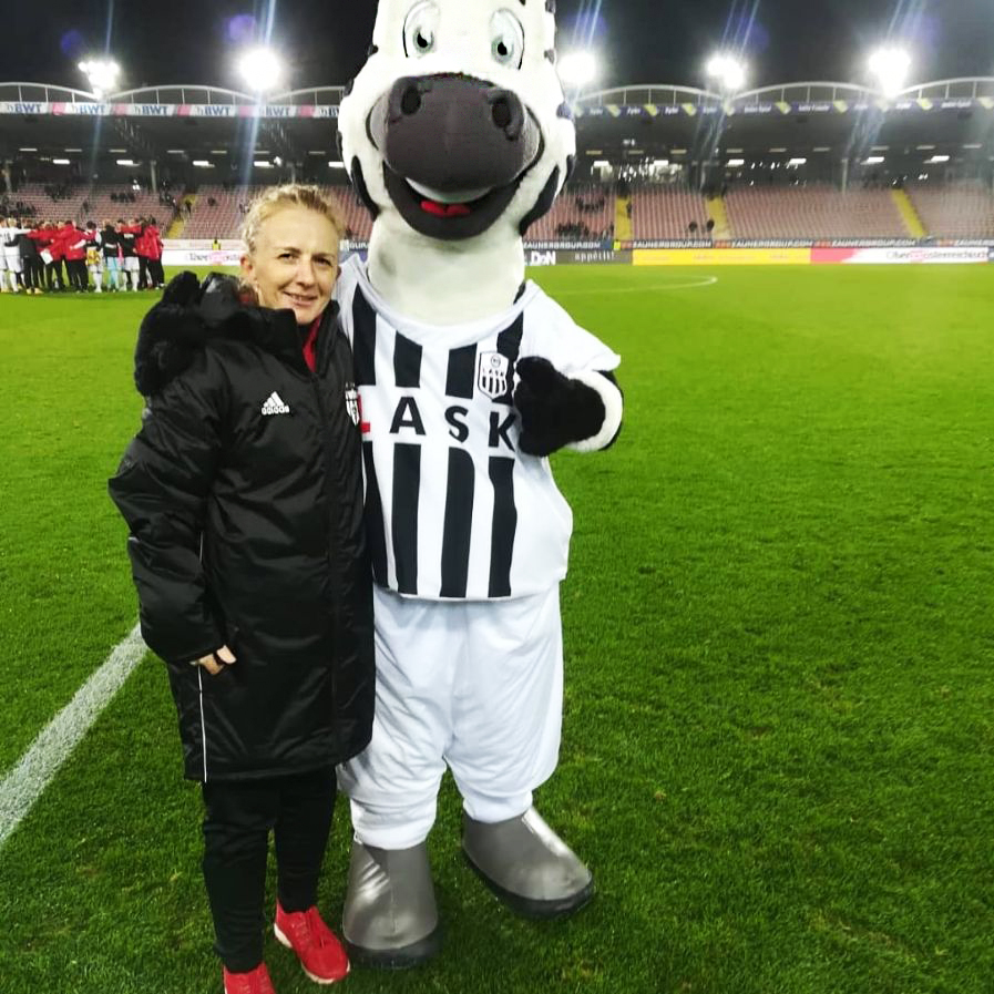 Andrea Sillaber mit dem Maskottchen vom Fussballverein Lask