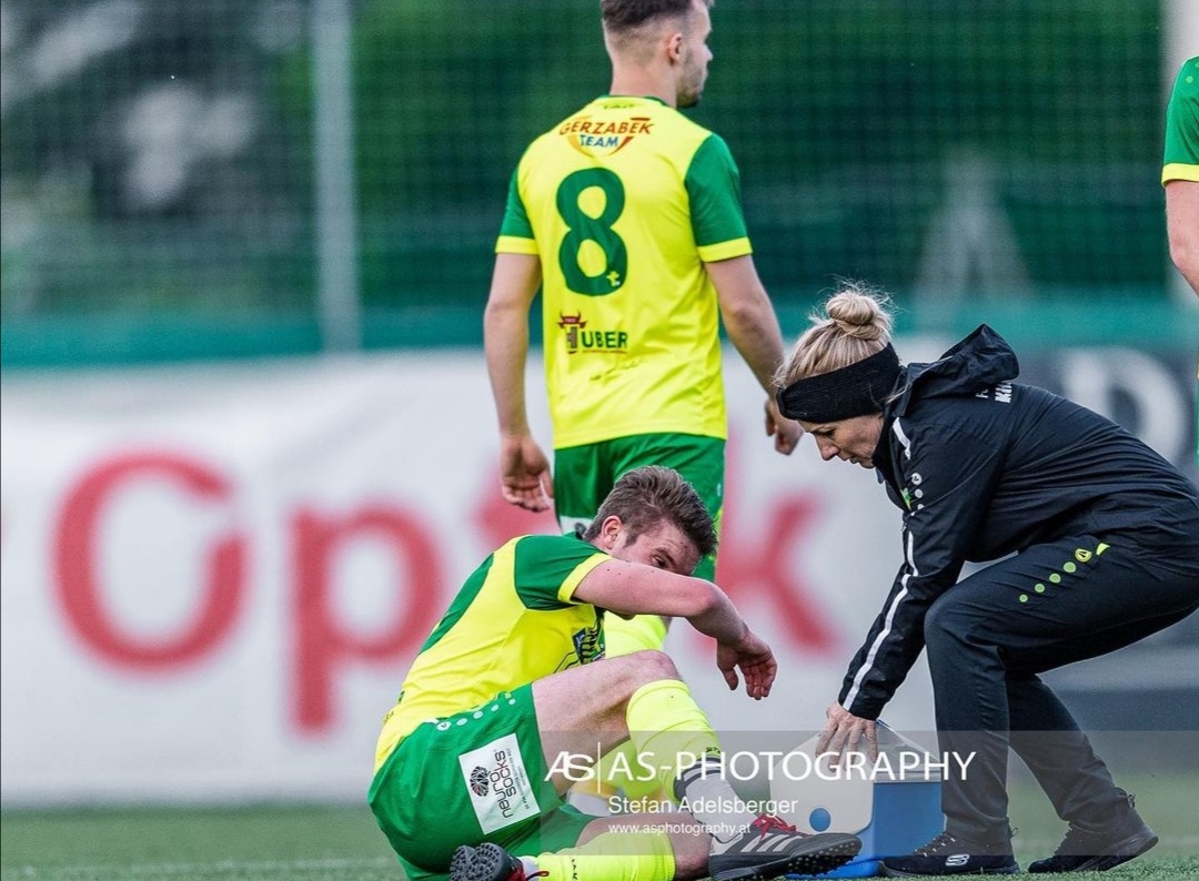 Andrea Sillaber hilft einem Fussballer